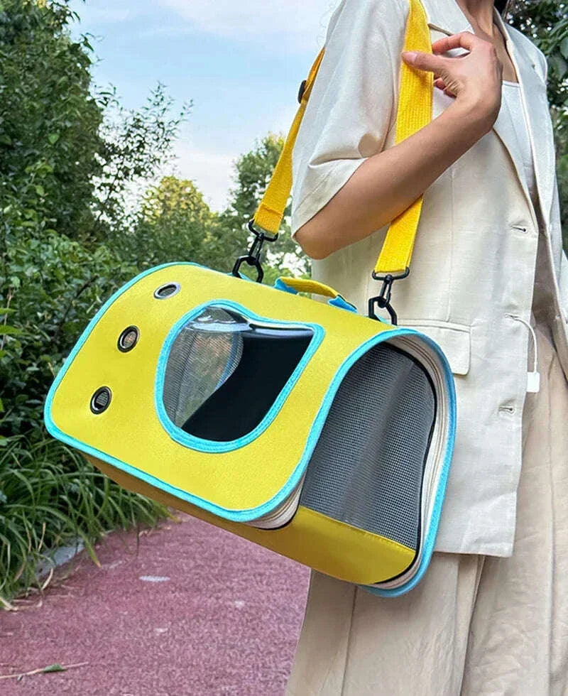 Panier de transport pour chat pas cher, panneau latéral mesh ouvert, végétation en arrière-plan