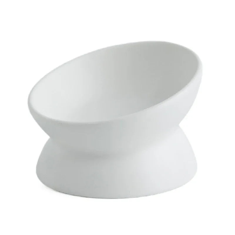 Version blanche de la gamelle inclinée sur piédestal, finition mate satinée, fond blanc