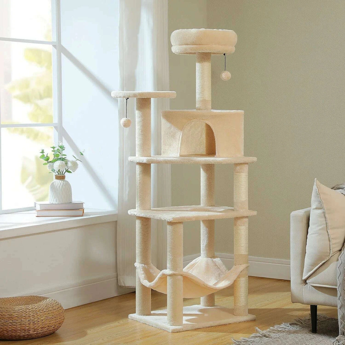Modèle beige installé près d'une fenêtre ensoleillée entre fauteuil et parquet blond