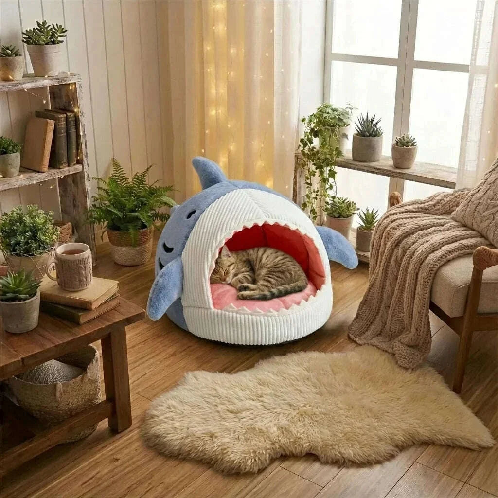Maison pour chat requin, ambiance cosy aux guirlandes dorées