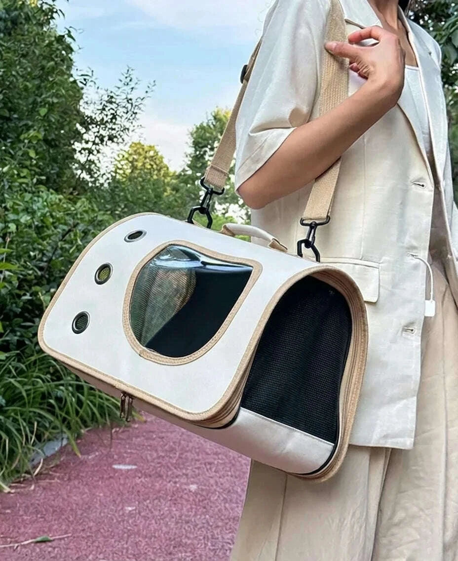 Panier de transport pour chat pas cher, couvercle transparent du hublot relevé, flanc grillagé visible