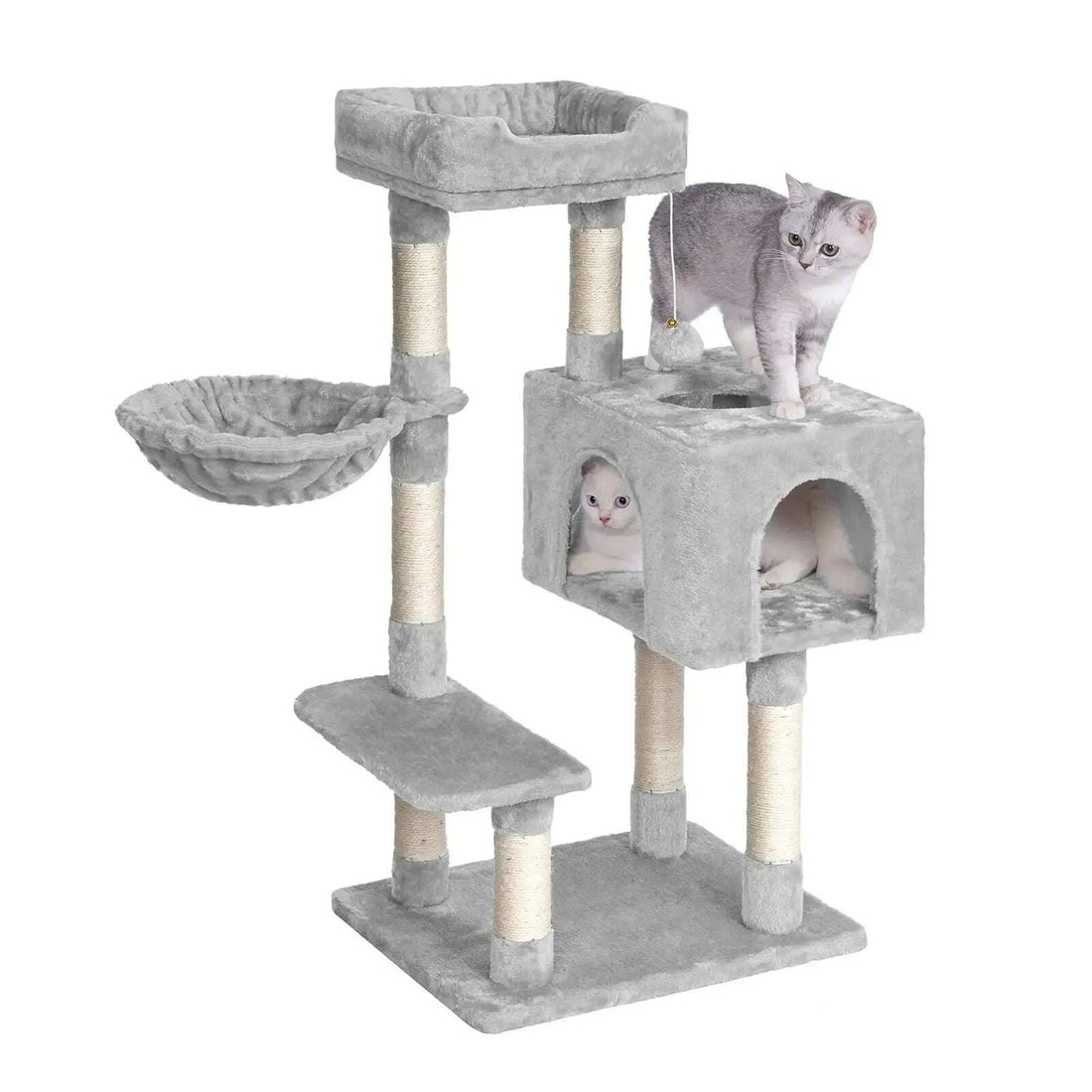 Arbre à chat gris clair multi-niveaux avec deux chats, dont un dans la maisonnette cubique
