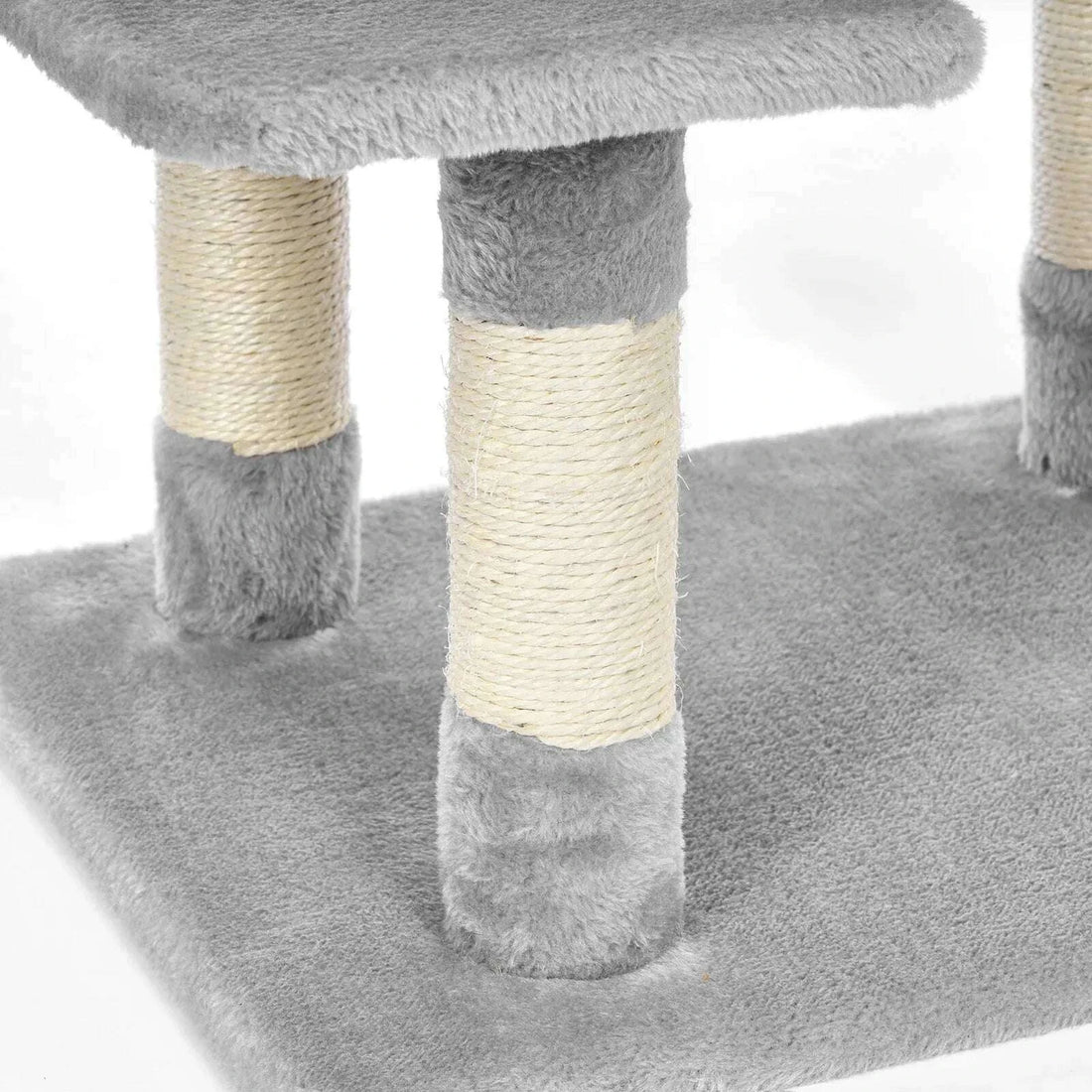 Gros plan sur les montants : sections de corde de sisal naturelle entre les manchons en peluche