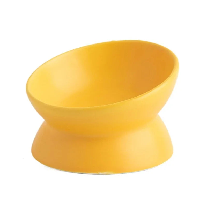 Bol céramique jaune moutarde à socle évasé, vue 3/4, bord incliné vers l'avant bien apparent