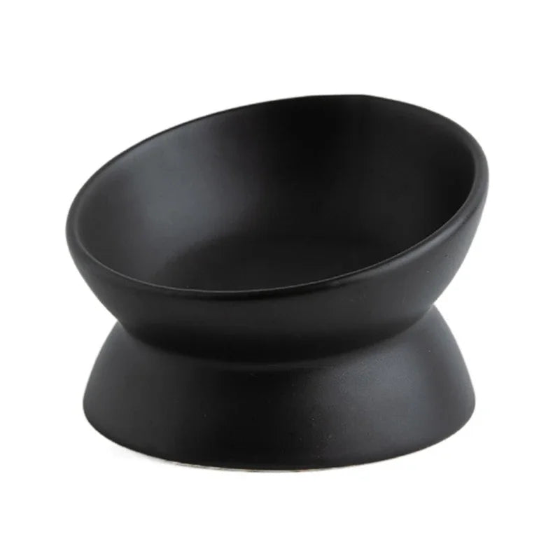 Gamelle noire mate à ouverture oblique sur socle, vue 3/4 fond blanc, finition sans reflet