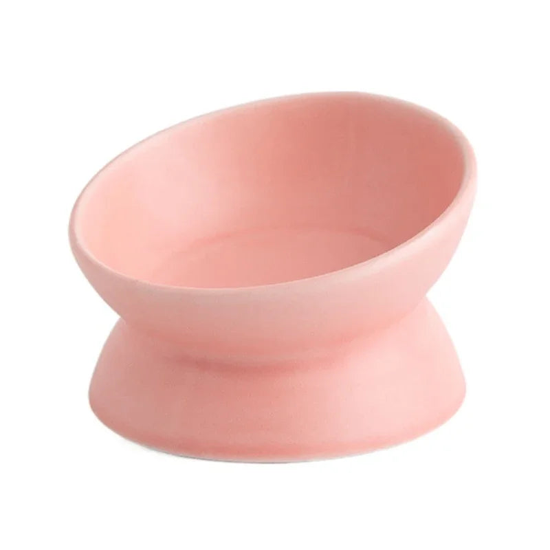 Gamelle céramique rose poudré à rebord incliné sur piédestal, vue 3/4 fond blanc