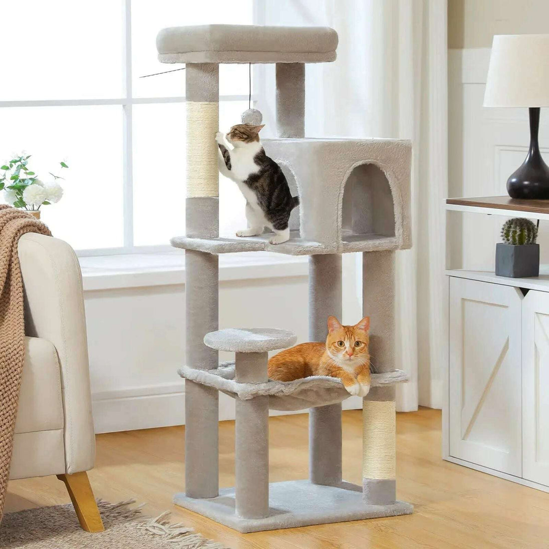 Arbre à chat en bois design, vue de face