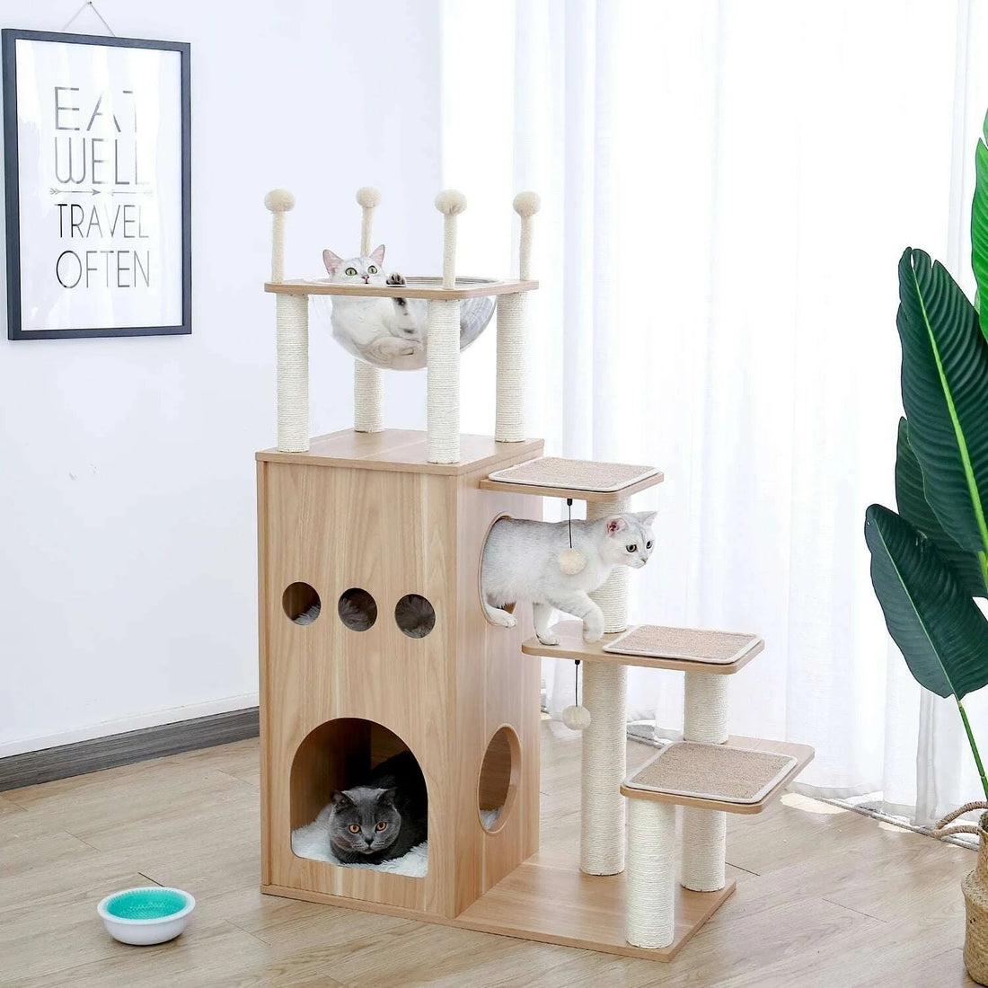 Arbre à chat design en bois clair — vue de côté