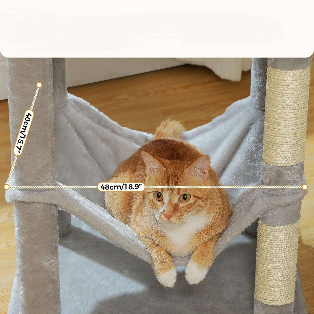Chat roux couché dans le hamac gris clair, dimensions 48×40 cm annotées en gros plan