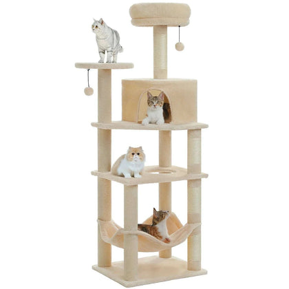 Arbre à chat beige crème sur fond blanc, 4 chats répartis du hamac au perchoir