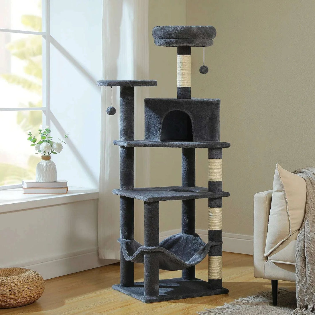 Tour gris foncé en situation salon, poteaux sisal bien visibles, sans chat