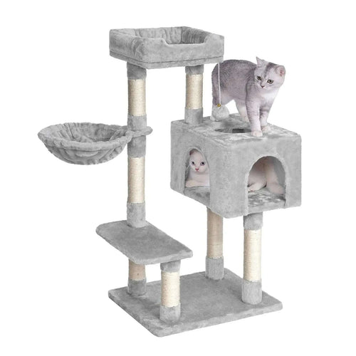 Arbre à chat gris clair multi-niveaux avec deux chats, dont un dans la maisonnette cubique