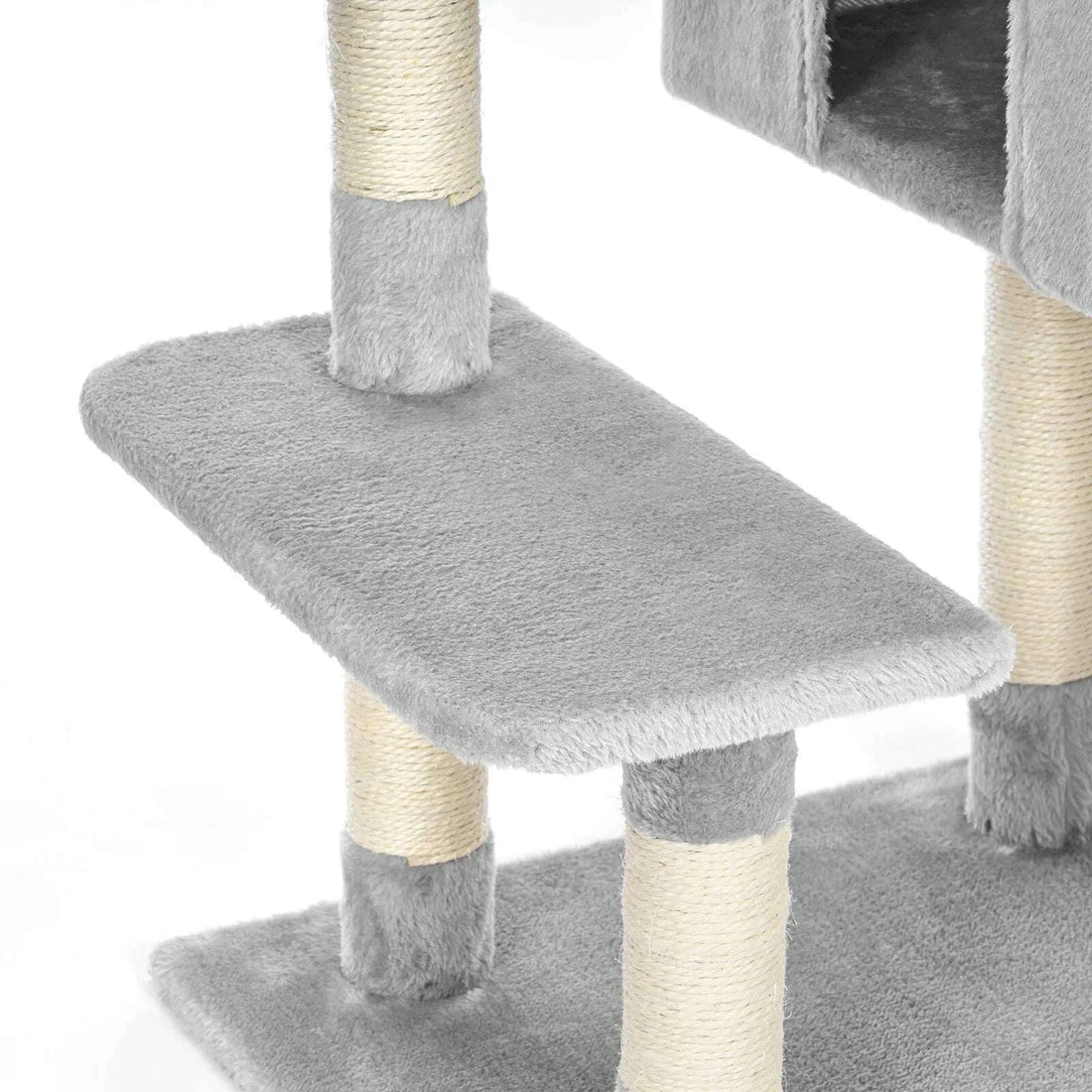 Palier intermédiaire bas en peluche grise moelleuse, encadré de deux griffoirs en sisal beige