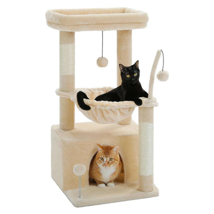 Arbre à chat beige 3 niveaux sur fond blanc : chat noir au hamac, chat roux dans la grotte